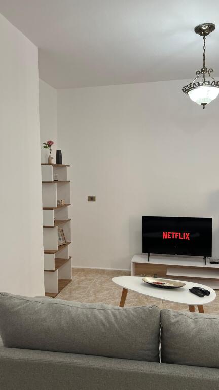 Jepet me qira apartament 1+1   📍 Vendndodhje: Zogu i Zi, pranë Ring Cente