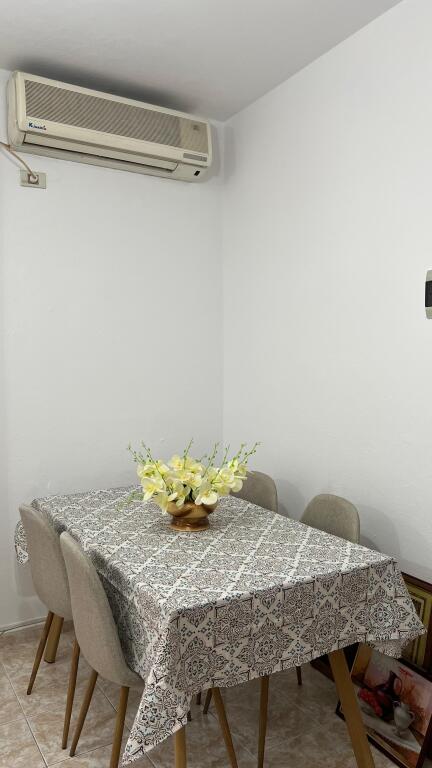 Jepet me qira apartament 1+1   📍 Vendndodhje: Zogu i Zi, pranë Ring Cente