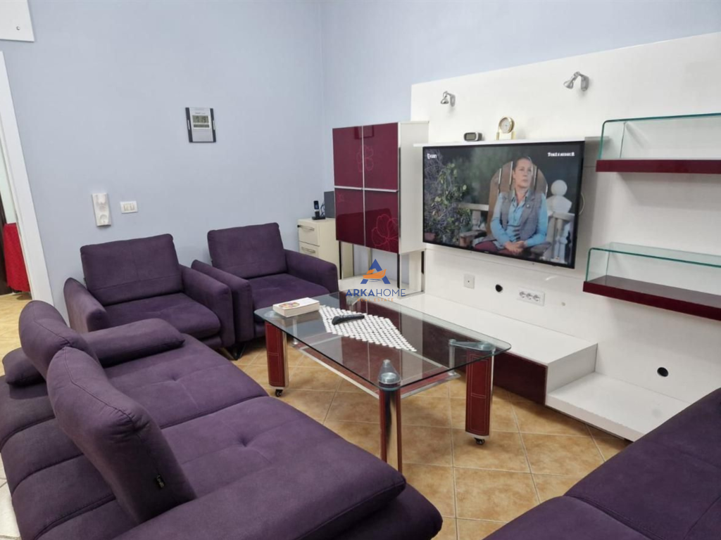 AFFITTASI APPARTAMENTO 3+1+2 BALCONI "ZOGU I ZI" 800 EURO (PARCHEGGIO INCLUSO).