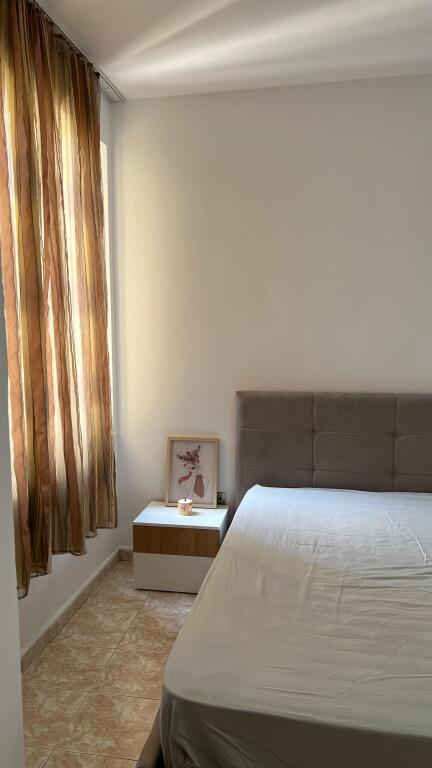 Jepet me qira apartament 1+1   📍 Vendndodhje: Zogu i Zi, pranë Ring Cente