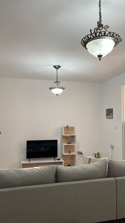 Jepet me qira apartament 1+1   📍 Vendndodhje: Zogu i Zi, pranë Ring Cente