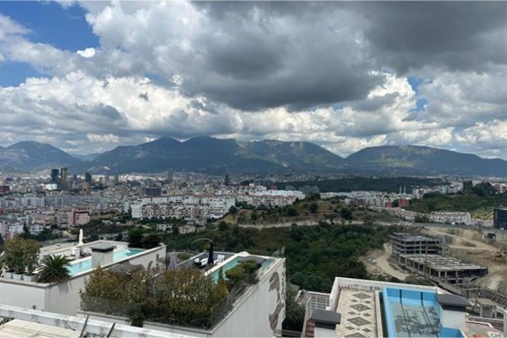 SHITET, VILE MODERNE ME PISHINE, KODRA E DIELLIT, TIRANE. ID:  530191054-1380