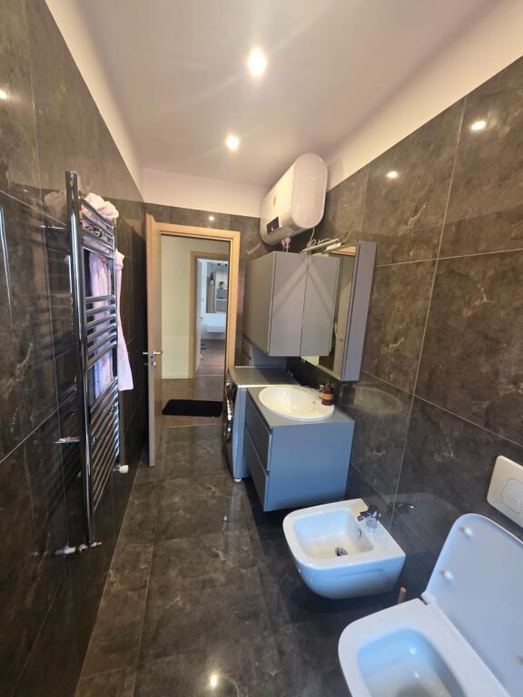 At Green City Complex, Nexho Konomi Street, an apartment 2+1+2+parking space is for rent, furnished. 75,000 Leke