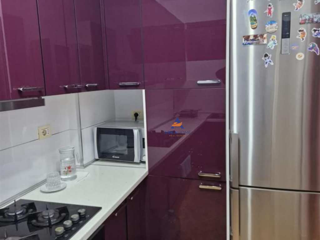 AFFITTASI APPARTAMENTO 3+1+2 BALCONI "ZOGU I ZI" 800 EURO (PARCHEGGIO INCLUSO).