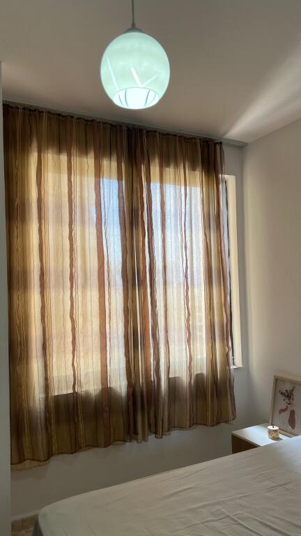 Jepet me qira apartament 1+1   📍 Vendndodhje: Zogu i Zi, pranë Ring Cente