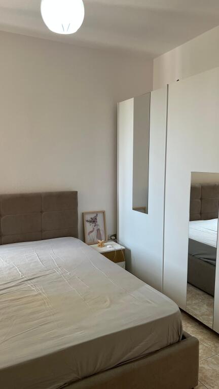 Jepet me qira apartament 1+1   📍 Vendndodhje: Zogu i Zi, pranë Ring Cente