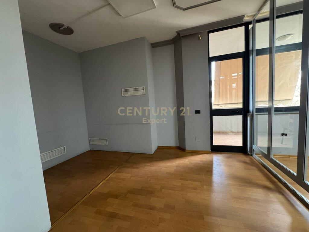 AFFITTIAMO AMBIENTE PER UFFICI