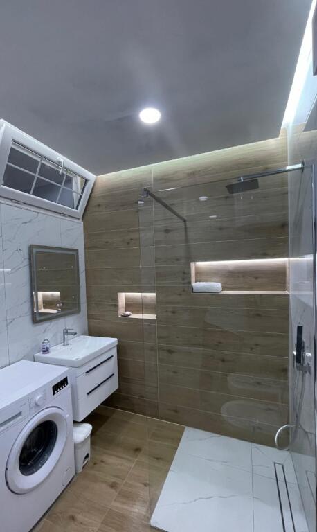 Apartament me qera 1+1