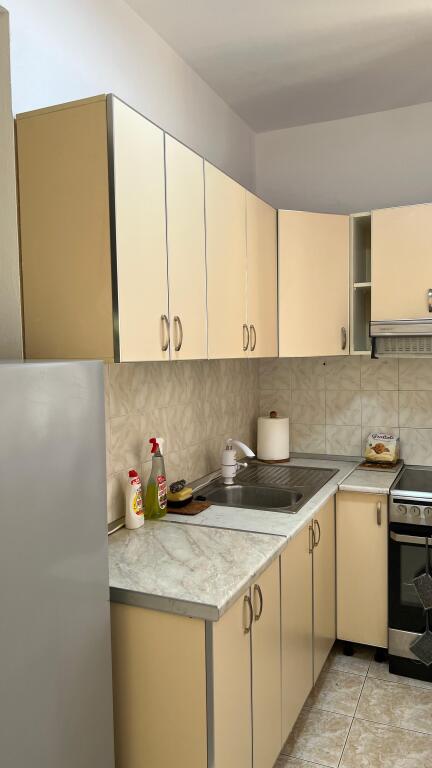 Jepet me qira apartament 1+1   📍 Vendndodhje: Zogu i Zi, pranë Ring Cente