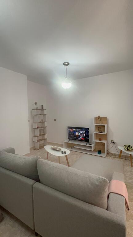 Jepet me qira apartament 1+1   📍 Vendndodhje: Zogu i Zi, pranë Ring Cente
