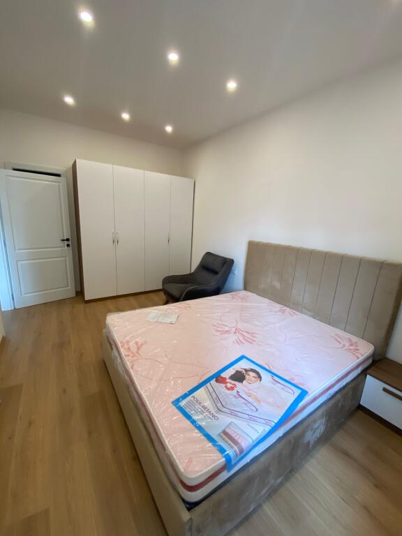 Jepet me qera apatament 1+1 tek Sheshi Willson/750 Euro