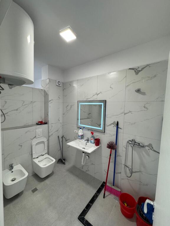 Jepet Me Qera Apartament 2+1+2 Tualete + 1 Ballkon