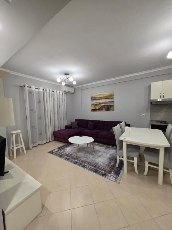 🏡 Jap me qira apartament 2+1 + 2 Ballkone Pallat i ri me ashensore 🛏️ Mobilim i plotë 🛋️ Sallon 🍽️ Guzhina e gatimit 🛌 2 Dhoma gjumi 🚿 Tualet 👁️2 Ballokone ❄️ Sistem kondicionimi 📐 Sipërfaqja 93m2 🚫 Pa kafshë shtëpie 👨‍👩‍👧‍👦 Vetëm për familjarë 📅 Qiraja afatgjatë 💶 50.000/muaj 🔒 1 qira + 1 garanci  RRUGA 3 DESHMORËT, YZBERISHT, 