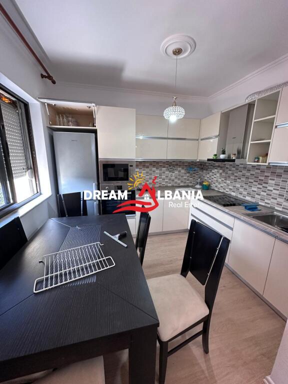 Apartament 2+1 i mobiluar ne shitje ne rrugen Bardhyl ne Tirane (ID EV)