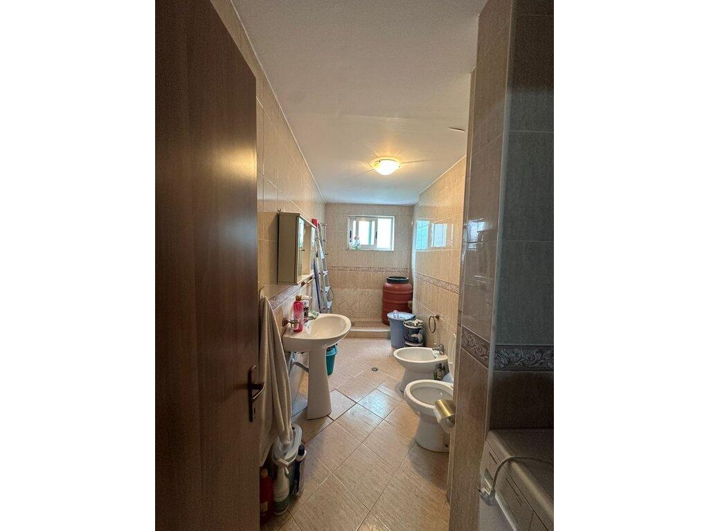 Shitet Apartament 1+1, Komuna e Parisit