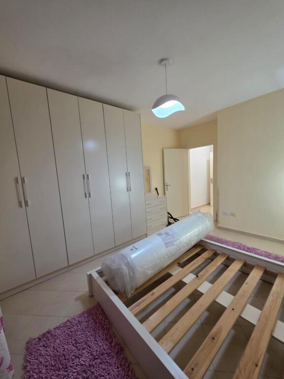 🏡 Jap me qira apartament 2+1 + 2 Ballkone Pallat i ri me ashensore 🛏️ Mobilim i plotë 🛋️ Sallon 🍽️ Guzhina e gatimit 🛌 2 Dhoma gjumi 🚿 Tualet 👁️2 Ballokone ❄️ Sistem kondicionimi 📐 Sipërfaqja 93m2 🚫 Pa kafshë shtëpie 👨‍👩‍👧‍👦 Vetëm për familjarë 📅 Qiraja afatgjatë 💶 50.000/muaj 🔒 1 qira + 1 garanci  RRUGA 3 DESHMORËT, YZBERISHT, 
