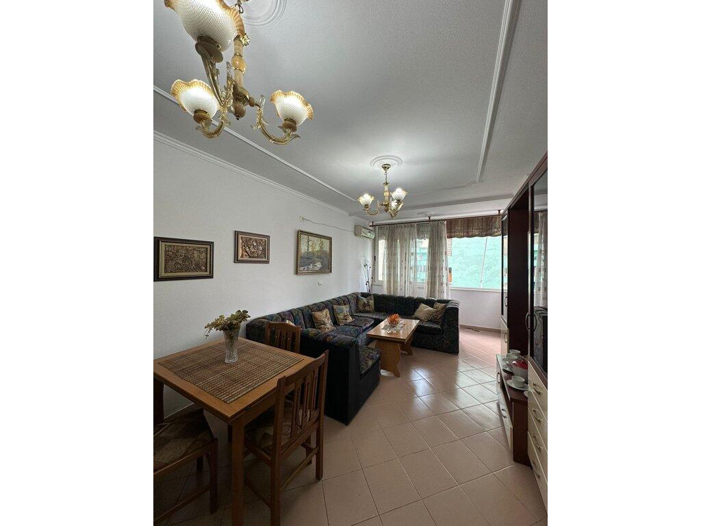 Shitet Apartament 1+1, Komuna e Parisit