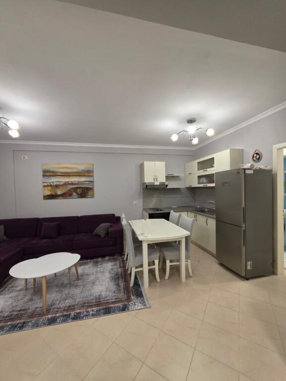🏡 Jap me qira apartament 2+1 + 2 Ballkone Pallat i ri me ashensore 🛏️ Mobilim i plotë 🛋️ Sallon 🍽️ Guzhina e gatimit 🛌 2 Dhoma gjumi 🚿 Tualet 👁️2 Ballokone ❄️ Sistem kondicionimi 📐 Sipërfaqja 93m2 🚫 Pa kafshë shtëpie 👨‍👩‍👧‍👦 Vetëm për familjarë 📅 Qiraja afatgjatë 💶 50.000/muaj 🔒 1 qira + 1 garanci  RRUGA 3 DESHMORËT, YZBERISHT, 