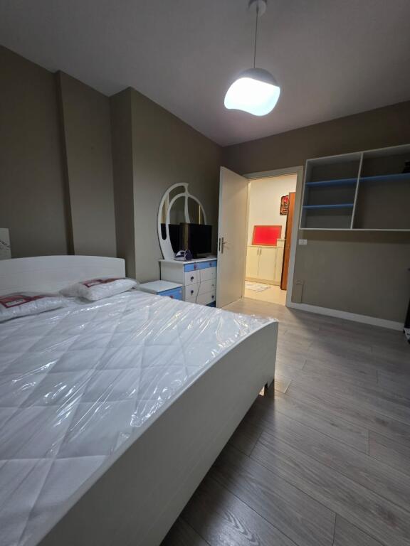 🏡 Jap me qira apartament 2+1 + 2 Ballkone Pallat i ri me ashensore 🛏️ Mobilim i plotë 🛋️ Sallon 🍽️ Guzhina e gatimit 🛌 2 Dhoma gjumi 🚿 Tualet 👁️2 Ballokone ❄️ Sistem kondicionimi 📐 Sipërfaqja 93m2 🚫 Pa kafshë shtëpie 👨‍👩‍👧‍👦 Vetëm për familjarë 📅 Qiraja afatgjatë 💶 50.000/muaj 🔒 1 qira + 1 garanci  RRUGA 3 DESHMORËT, YZBERISHT, 