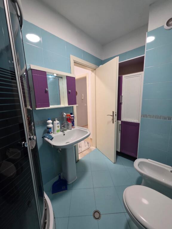 🏡 Jap me qira apartament 2+1 + 2 Ballkone Pallat i ri me ashensore 🛏️ Mobilim i plotë 🛋️ Sallon 🍽️ Guzhina e gatimit 🛌 2 Dhoma gjumi 🚿 Tualet 👁️2 Ballokone ❄️ Sistem kondicionimi 📐 Sipërfaqja 93m2 🚫 Pa kafshë shtëpie 👨‍👩‍👧‍👦 Vetëm për familjarë 📅 Qiraja afatgjatë 💶 50.000/muaj 🔒 1 qira + 1 garanci  RRUGA 3 DESHMORËT, YZBERISHT, 