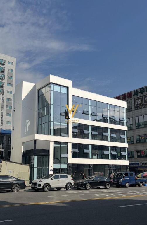 SI AFFITTA EDIFICIO COMMERCIALE DI 4 PIANI IN VIA KAVAJES 15.000 EURO