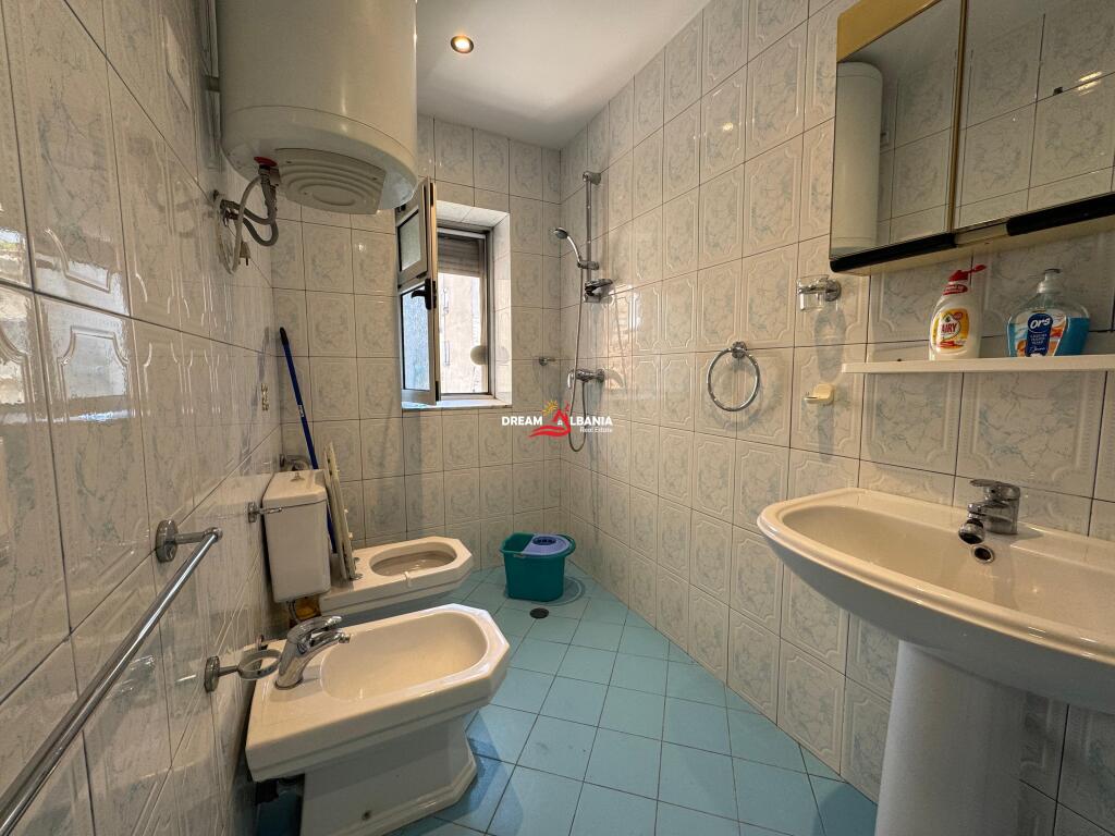 Appartamento 1+1 in vendita vicino al Mercato Nuovo presso la piazza Avni Rustemi a Tirana (ID 4119434)