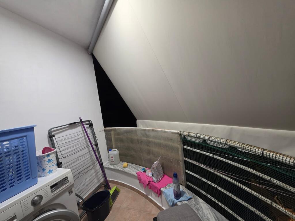 🏡 Jap me qira apartament 2+1 + 2 Ballkone Pallat i ri me ashensore 🛏️ Mobilim i plotë 🛋️ Sallon 🍽️ Guzhina e gatimit 🛌 2 Dhoma gjumi 🚿 Tualet 👁️2 Ballokone ❄️ Sistem kondicionimi 📐 Sipërfaqja 93m2 🚫 Pa kafshë shtëpie 👨‍👩‍👧‍👦 Vetëm për familjarë 📅 Qiraja afatgjatë 💶 50.000/muaj 🔒 1 qira + 1 garanci  RRUGA 3 DESHMORËT, YZBERISHT, 