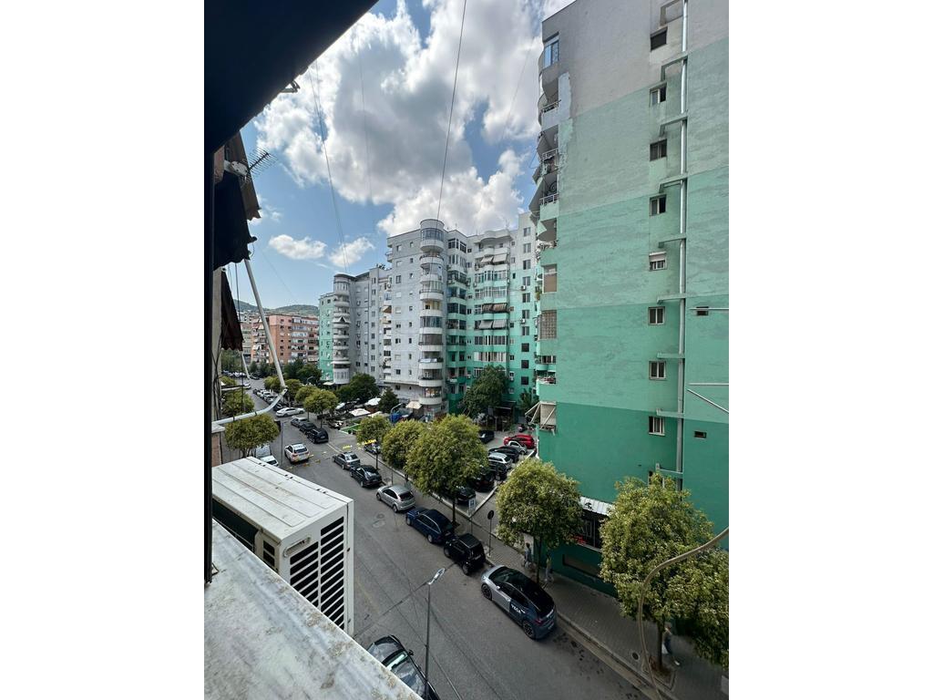 Shitet Apartament 1+1, Komuna e Parisit