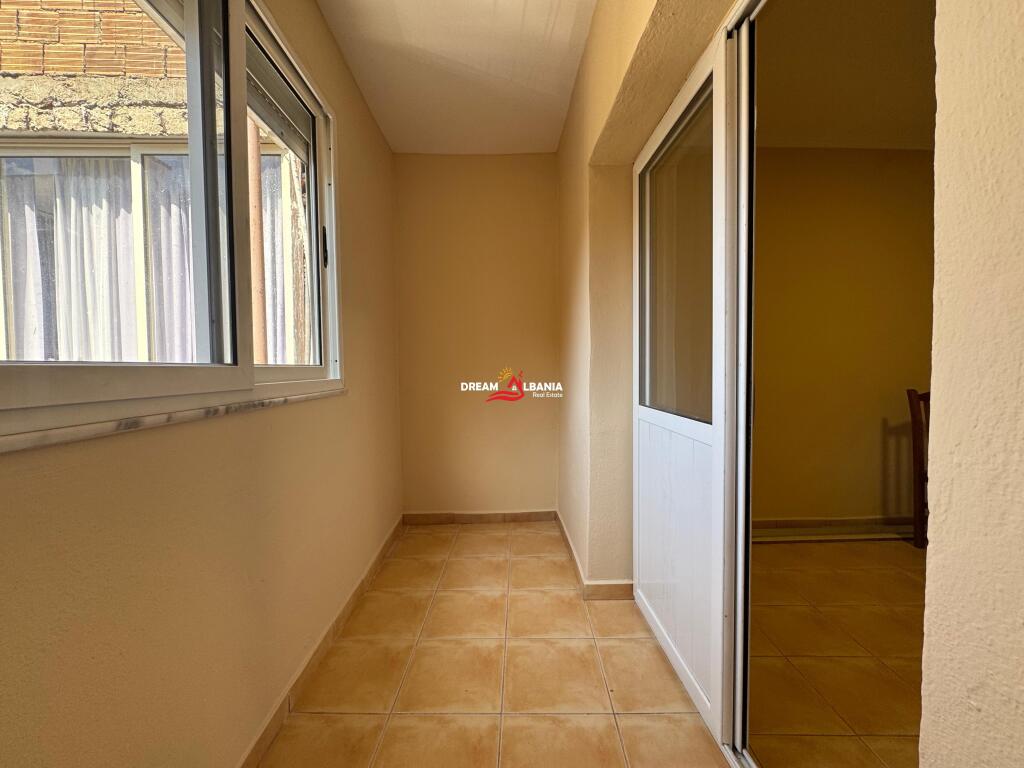 Appartamento 1+1 in vendita vicino al Mercato Nuovo presso la piazza Avni Rustemi a Tirana (ID 4119434)