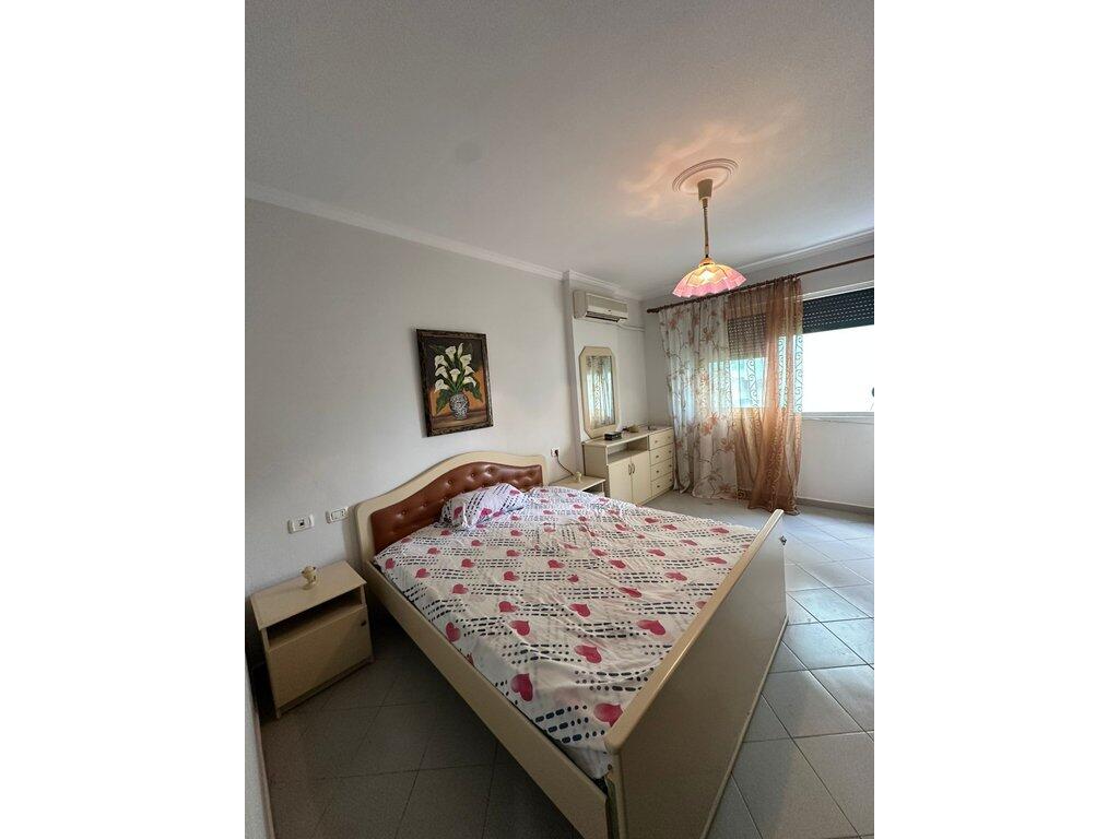 Shitet Apartament 1+1, Komuna e Parisit