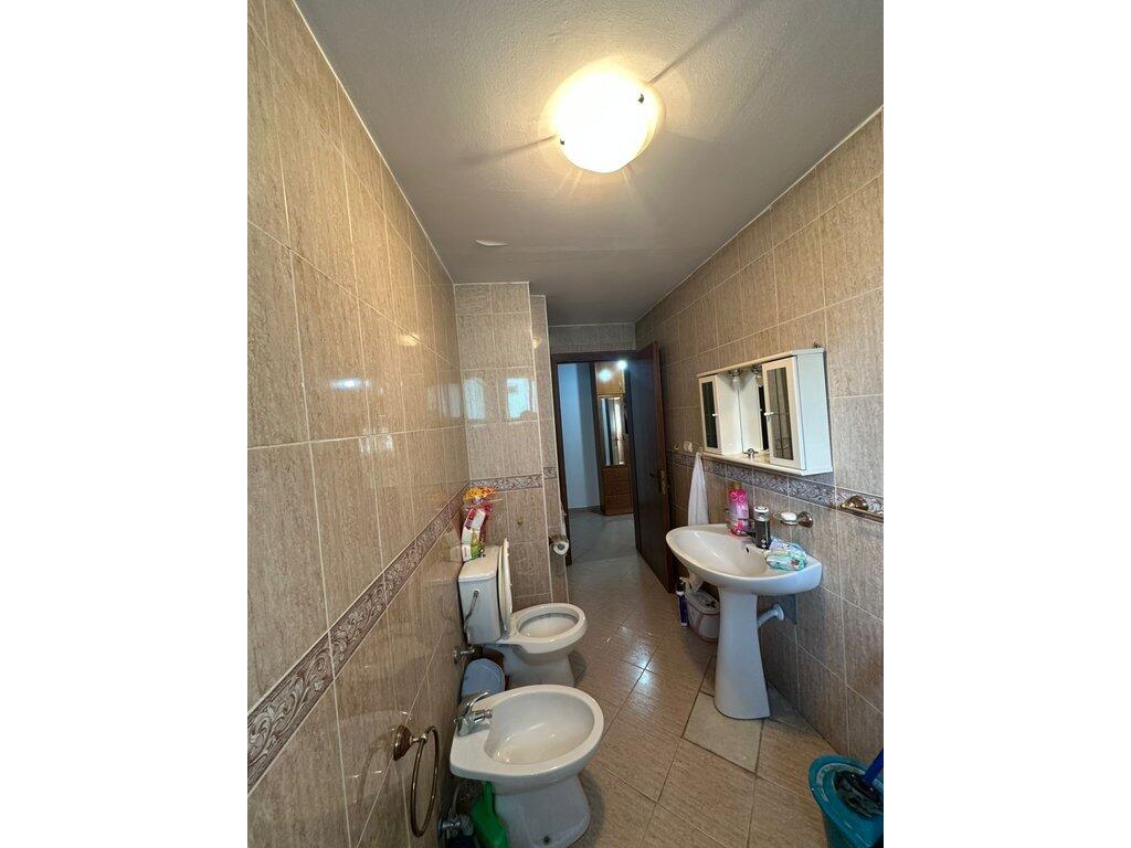 Shitet Apartament 1+1, Komuna e Parisit