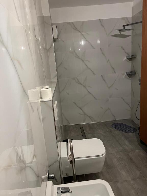Jepet me qira apartament 1+1 Rruga e Dibres