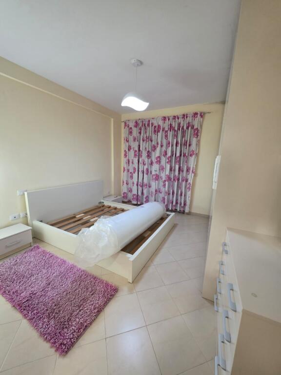 🏡 Jap me qira apartament 2+1 + 2 Ballkone Pallat i ri me ashensore 🛏️ Mobilim i plotë 🛋️ Sallon 🍽️ Guzhina e gatimit 🛌 2 Dhoma gjumi 🚿 Tualet 👁️2 Ballokone ❄️ Sistem kondicionimi 📐 Sipërfaqja 93m2 🚫 Pa kafshë shtëpie 👨‍👩‍👧‍👦 Vetëm për familjarë 📅 Qiraja afatgjatë 💶 50.000/muaj 🔒 1 qira + 1 garanci  RRUGA 3 DESHMORËT, YZBERISHT, 