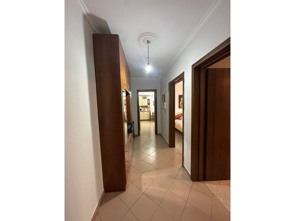 Shitet Apartament 1+1, Komuna e Parisit