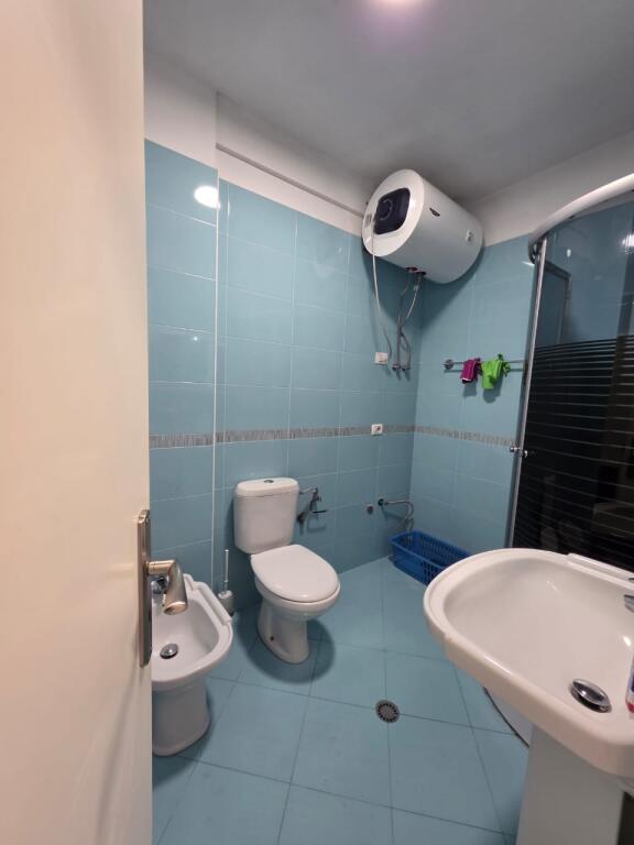 🏡 Jap me qira apartament 2+1 + 2 Ballkone Pallat i ri me ashensore 🛏️ Mobilim i plotë 🛋️ Sallon 🍽️ Guzhina e gatimit 🛌 2 Dhoma gjumi 🚿 Tualet 👁️2 Ballokone ❄️ Sistem kondicionimi 📐 Sipërfaqja 93m2 🚫 Pa kafshë shtëpie 👨‍👩‍👧‍👦 Vetëm për familjarë 📅 Qiraja afatgjatë 💶 50.000/muaj 🔒 1 qira + 1 garanci  RRUGA 3 DESHMORËT, YZBERISHT, 