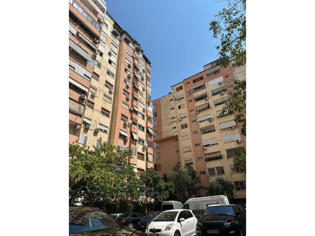 Shitet Apartament 1+1, Komuna e Parisit