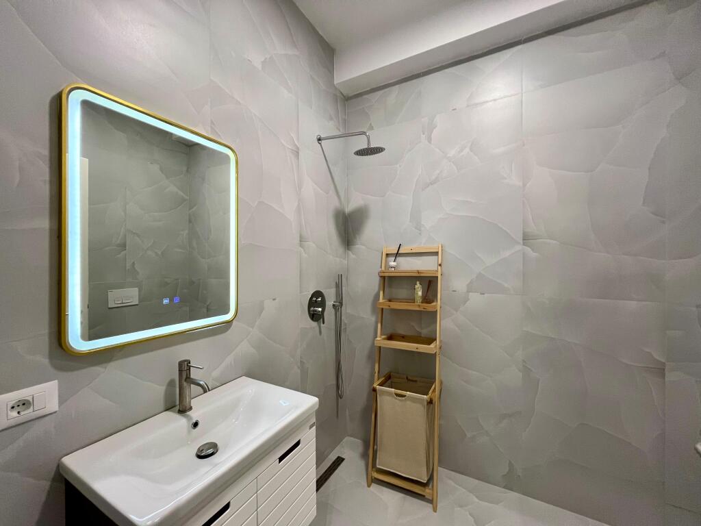 Jepet me qira, Apartament 2+1+2 Tualete ”Ali Demi”- Tiranë.