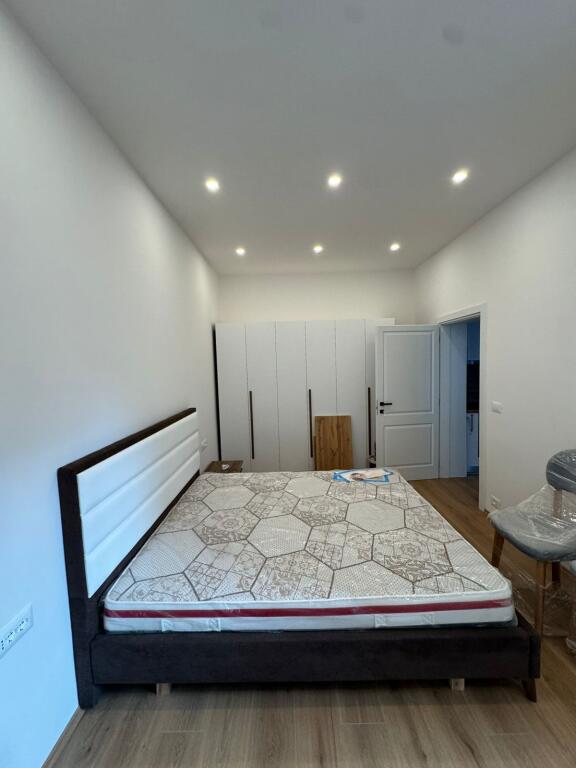 🏡 Jepet me qira – Apartament 1+1   📍 Bllok, Sheshi Willson, Rruga Nikolla Tupe 🛋️ Mobilim i ri modern 🏢 Kati 4 – pallat pa ashensor  💶 600 €/muaj (i diskutueshëm)