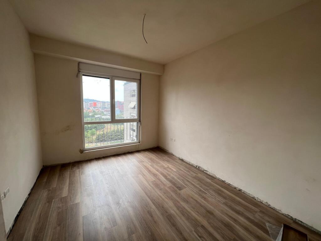 📣 QERA Apartament 3+1 Me 2 Tualete Dhe Verande 📍 Ish Fusha e Aviacionit ✨   🏢 Ndertim i Ri (Me Ashensor)  🪜 Kati 8 (Jo i Fundit)  📐 Siperfaqe 140 m2  🛋️ BOSH   💶 Cmimi 600 Euro
