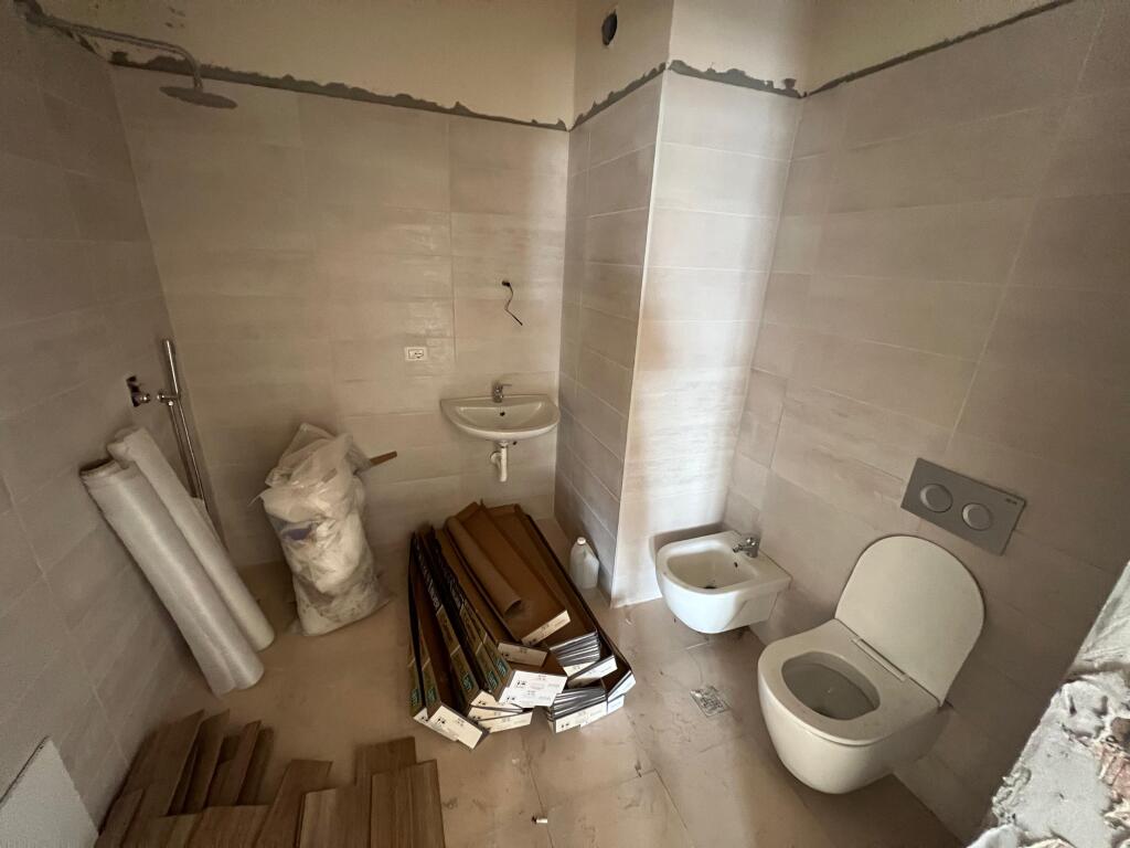 📣 QERA Apartament 3+1 Me 2 Tualete Dhe Verande 📍 Ish Fusha e Aviacionit ✨   🏢 Ndertim i Ri (Me Ashensor)  🪜 Kati 8 (Jo i Fundit)  📐 Siperfaqe 140 m2  🛋️ BOSH   💶 Cmimi 600 Euro