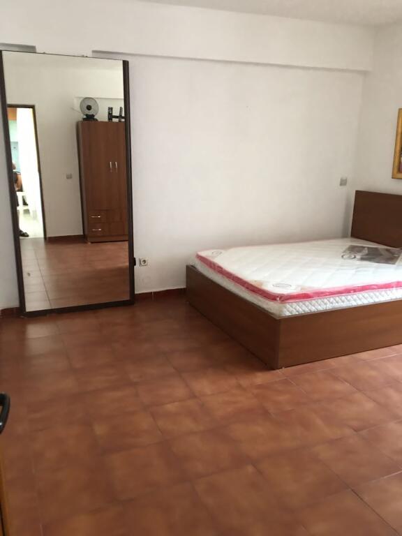 Jepet me qera 2+1 pa ashensor mobiluar 600 eu