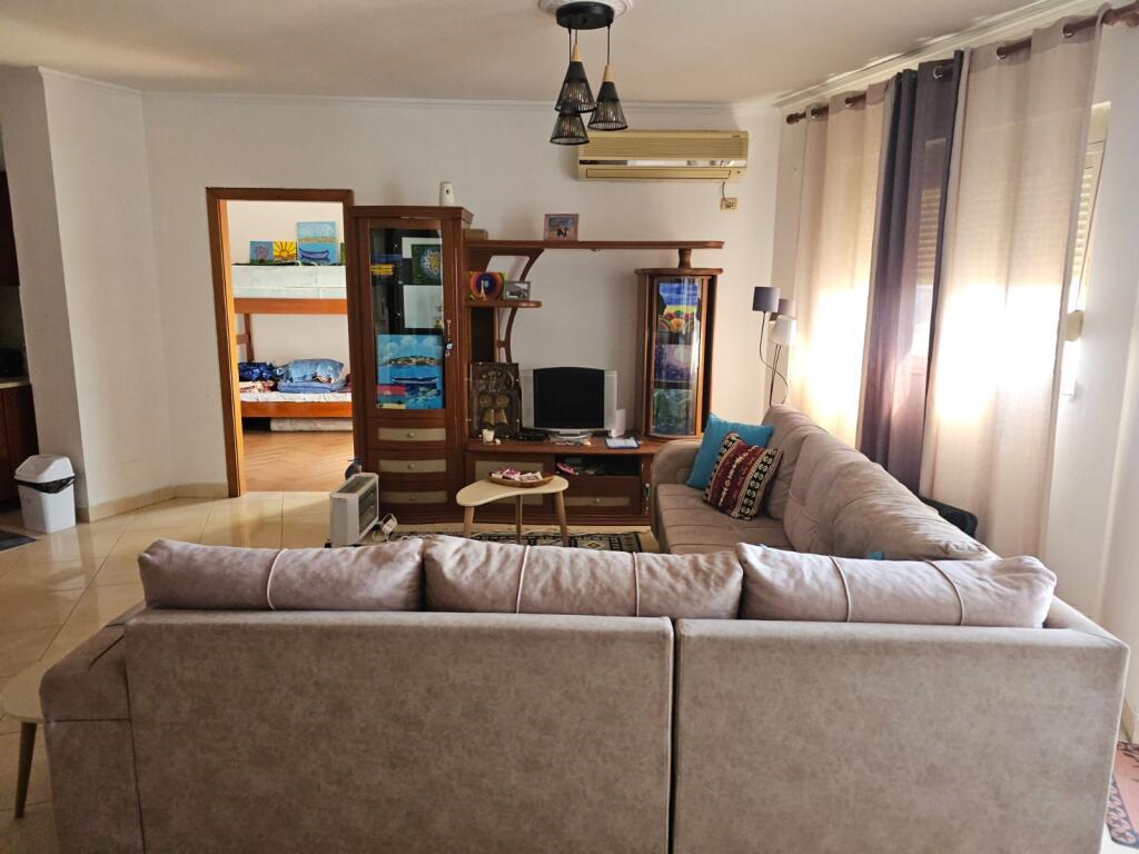 ✨2+1+Balcone (Via Barrikadave - di fronte a Lidhja e Prizrenit) 9° piano, Nuovo Edificio - Completato + Condizionatore  ▶Ampio appartamento 2+1+balcone (Via Barrikadave - di fronte alla scuola Lidhja e Prizrenit) 9° piano, Nuovo Edificio con ascensore | 112 m2 | Completato, arredamento di qualità | Condizionatore | 2 balconi | Con vista libera e luce naturale tutto il giorno  Q5348 B.M  ▶Dati della divisione:  - 2 camere da letto - 1 soggiorno + 1 cucina - 1 bagno - 1 balcone   - SUPERFICIE TOTALE: 112m2 - Superficie netta: 100m2 - PIANO:9 - PIANI DELL'EDIFICIO:10 - Nuovo edificio - Anno di costruzione: 2010 - ASCENSORE: Sì   ▶Caratteristiche:  Appartamento 2+1 con un grande balcone (112 m2) in posizione super Via Barrikadave di fronte alla scuola "Lidhja Prizrenit"  - 9° piano non ultimo - Edificio del 2010 - Arredato con tutto come in foto - Condizionatore - 2 balconi - Con vista libera e luce naturale tutto il giorno  Extra: ▶Vicino al centro di Tirana a 6 minuti a piedi, esce direttamente sulla tangenziale Su Via Barrikadave esce ai 9 piani ...   Prezzo: 600 Euro / ✨2+1+Balcone (Via Barrikadave - di fronte a Lidhja e Prizrenit) 9° piano, Nuovo Edificio - Completato + CondizionatoreMese  *Anticipo (GARANZIA CON IL PROPRIETARIO): 3 MESI  Telefono o WhatsApp: 