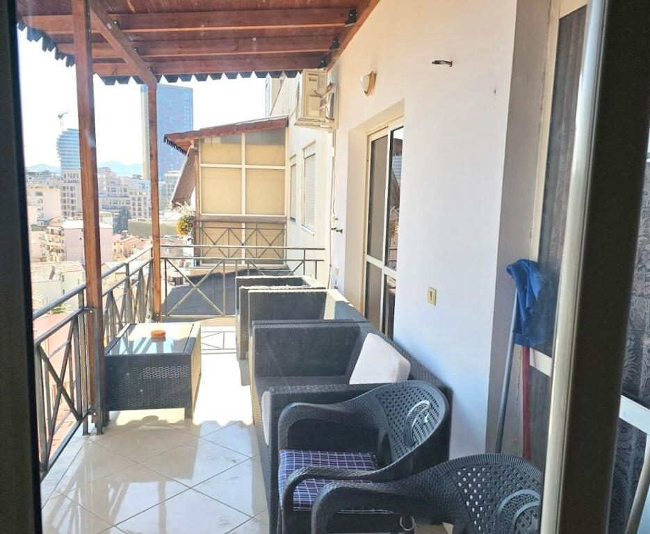 ✨2+1+Balcone (Via Barrikadave - di fronte a Lidhja e Prizrenit) 9° piano, Nuovo Edificio - Completato + Condizionatore  ▶Ampio appartamento 2+1+balcone (Via Barrikadave - di fronte alla scuola Lidhja e Prizrenit) 9° piano, Nuovo Edificio con ascensore | 112 m2 | Completato, arredamento di qualità | Condizionatore | 2 balconi | Con vista libera e luce naturale tutto il giorno  Q5348 B.M  ▶Dati della divisione:  - 2 camere da letto - 1 soggiorno + 1 cucina - 1 bagno - 1 balcone   - SUPERFICIE TOTALE: 112m2 - Superficie netta: 100m2 - PIANO:9 - PIANI DELL'EDIFICIO:10 - Nuovo edificio - Anno di costruzione: 2010 - ASCENSORE: Sì   ▶Caratteristiche:  Appartamento 2+1 con un grande balcone (112 m2) in posizione super Via Barrikadave di fronte alla scuola "Lidhja Prizrenit"  - 9° piano non ultimo - Edificio del 2010 - Arredato con tutto come in foto - Condizionatore - 2 balconi - Con vista libera e luce naturale tutto il giorno  Extra: ▶Vicino al centro di Tirana a 6 minuti a piedi, esce direttamente sulla tangenziale Su Via Barrikadave esce ai 9 piani ...   Prezzo: 600 Euro / ✨2+1+Balcone (Via Barrikadave - di fronte a Lidhja e Prizrenit) 9° piano, Nuovo Edificio - Completato + CondizionatoreMese  *Anticipo (GARANZIA CON IL PROPRIETARIO): 3 MESI  Telefono o WhatsApp: 