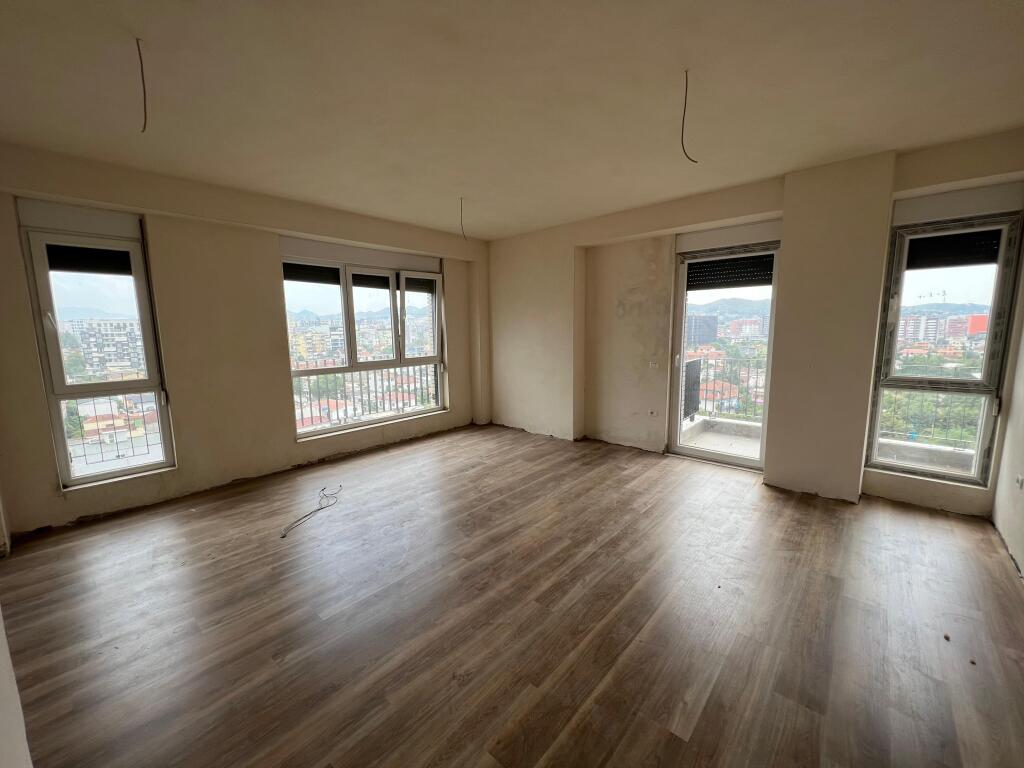 📣 QERA Apartament 3+1 Me 2 Tualete Dhe Verande 📍 Ish Fusha e Aviacionit ✨   🏢 Ndertim i Ri (Me Ashensor)  🪜 Kati 8 (Jo i Fundit)  📐 Siperfaqe 140 m2  🛋️ BOSH   💶 Cmimi 600 Euro