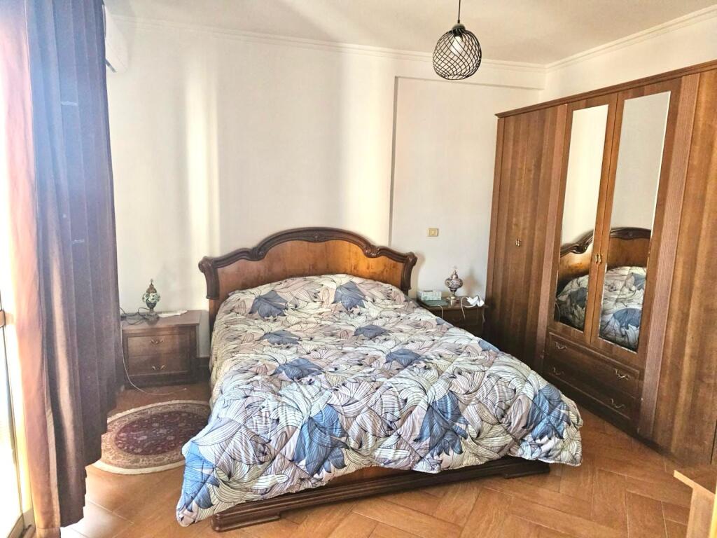 ✨2+1+Balcone (Via Barrikadave - di fronte a Lidhja e Prizrenit) 9° piano, Nuovo Edificio - Completato + Condizionatore  ▶Ampio appartamento 2+1+balcone (Via Barrikadave - di fronte alla scuola Lidhja e Prizrenit) 9° piano, Nuovo Edificio con ascensore | 112 m2 | Completato, arredamento di qualità | Condizionatore | 2 balconi | Con vista libera e luce naturale tutto il giorno  Q5348 B.M  ▶Dati della divisione:  - 2 camere da letto - 1 soggiorno + 1 cucina - 1 bagno - 1 balcone   - SUPERFICIE TOTALE: 112m2 - Superficie netta: 100m2 - PIANO:9 - PIANI DELL'EDIFICIO:10 - Nuovo edificio - Anno di costruzione: 2010 - ASCENSORE: Sì   ▶Caratteristiche:  Appartamento 2+1 con un grande balcone (112 m2) in posizione super Via Barrikadave di fronte alla scuola "Lidhja Prizrenit"  - 9° piano non ultimo - Edificio del 2010 - Arredato con tutto come in foto - Condizionatore - 2 balconi - Con vista libera e luce naturale tutto il giorno  Extra: ▶Vicino al centro di Tirana a 6 minuti a piedi, esce direttamente sulla tangenziale Su Via Barrikadave esce ai 9 piani ...   Prezzo: 600 Euro / ✨2+1+Balcone (Via Barrikadave - di fronte a Lidhja e Prizrenit) 9° piano, Nuovo Edificio - Completato + CondizionatoreMese  *Anticipo (GARANZIA CON IL PROPRIETARIO): 3 MESI  Telefono o WhatsApp: 