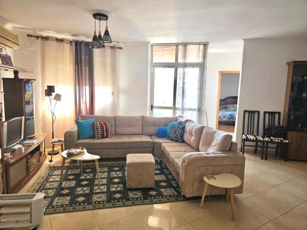 ✨2+1+Balcone (Via Barrikadave - di fronte a Lidhja e Prizrenit) 9° piano, Nuovo Edificio - Completato + Condizionatore  ▶Ampio appartamento 2+1+balcone (Via Barrikadave - di fronte alla scuola Lidhja e Prizrenit) 9° piano, Nuovo Edificio con ascensore | 112 m2 | Completato, arredamento di qualità | Condizionatore | 2 balconi | Con vista libera e luce naturale tutto il giorno  Q5348 B.M  ▶Dati della divisione:  - 2 camere da letto - 1 soggiorno + 1 cucina - 1 bagno - 1 balcone   - SUPERFICIE TOTALE: 112m2 - Superficie netta: 100m2 - PIANO:9 - PIANI DELL'EDIFICIO:10 - Nuovo edificio - Anno di costruzione: 2010 - ASCENSORE: Sì   ▶Caratteristiche:  Appartamento 2+1 con un grande balcone (112 m2) in posizione super Via Barrikadave di fronte alla scuola "Lidhja Prizrenit"  - 9° piano non ultimo - Edificio del 2010 - Arredato con tutto come in foto - Condizionatore - 2 balconi - Con vista libera e luce naturale tutto il giorno  Extra: ▶Vicino al centro di Tirana a 6 minuti a piedi, esce direttamente sulla tangenziale Su Via Barrikadave esce ai 9 piani ...   Prezzo: 600 Euro / ✨2+1+Balcone (Via Barrikadave - di fronte a Lidhja e Prizrenit) 9° piano, Nuovo Edificio - Completato + CondizionatoreMese  *Anticipo (GARANZIA CON IL PROPRIETARIO): 3 MESI  Telefono o WhatsApp: 
