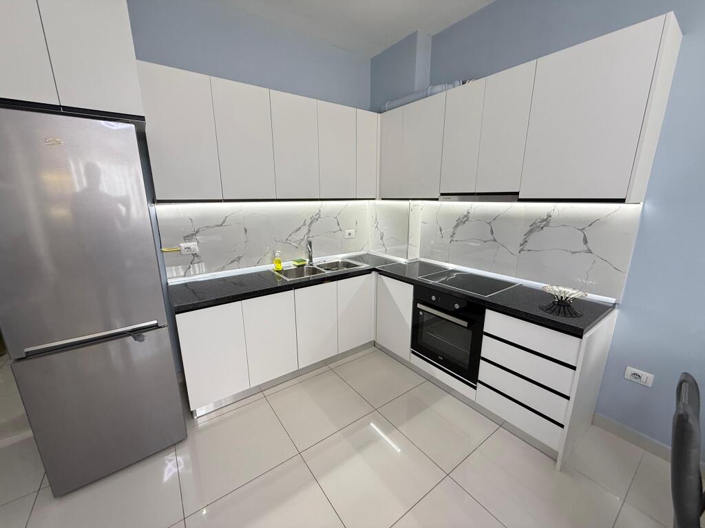 📣 QERA Apartament 2+1 Me 2 Tualete 📍 Kompleksi ASL 🛣️ Rruga "Kongresi i Manastirit" ✨   🏢 Ndertim i Ri  🪜 Kati 5 (Me Ashensor)  🛋️ Mobiluar Me Kushte Bashkekohore  🔹 2 Tualete, 2 Ballkone, Depo   💶 Cmimi 600 Euro Pak i Diskutueshem