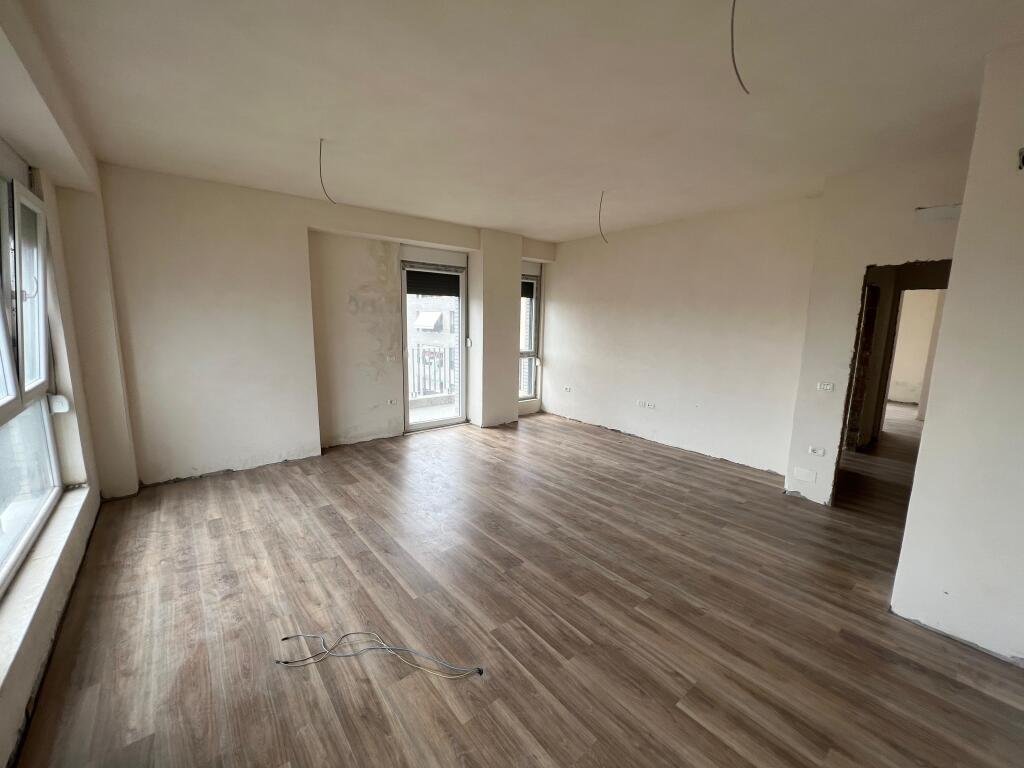 📣 QERA Apartament 3+1 Me 2 Tualete Dhe Verande 📍 Ish Fusha e Aviacionit ✨   🏢 Ndertim i Ri (Me Ashensor)  🪜 Kati 8 (Jo i Fundit)  📐 Siperfaqe 140 m2  🛋️ BOSH   💶 Cmimi 600 Euro