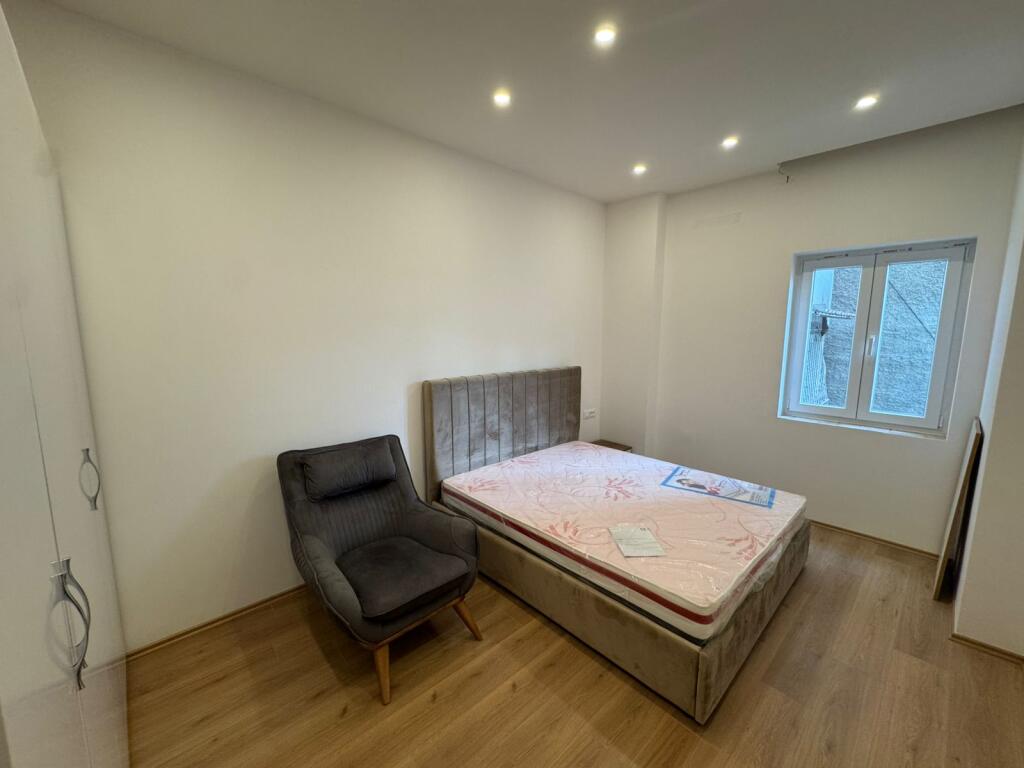 🏡 Jepet me qira – Apartament 1+1 (pa ballkon)  📍 Bllok, Sheshi Willson, Rruga Nikolla Tupe 🛋️ Mobilim i ri modern 🏢 Kati 4 – pallat pa ashensor  💶 700 €/muaj (i diskutueshëm)