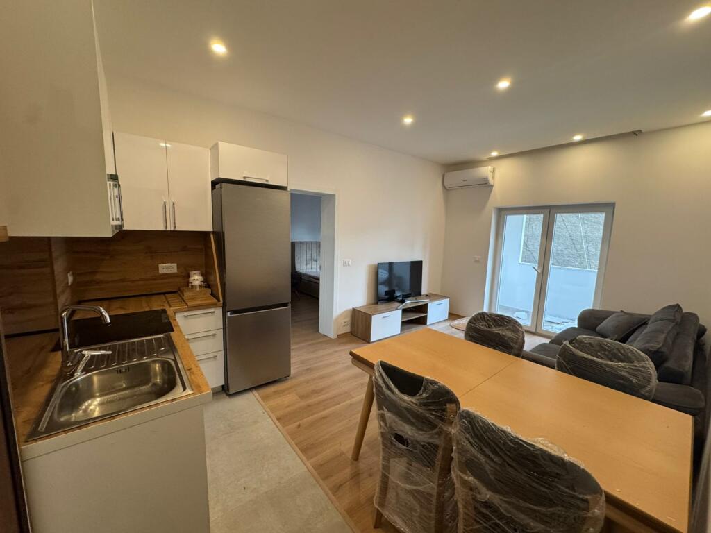 🏡 Jepet me qira – Apartament 1+1 (pa ballkon)  📍 Bllok, Sheshi Willson, Rruga Nikolla Tupe 🛋️ Mobilim i ri modern 🏢 Kati 4 – pallat pa ashensor  💶 700 €/muaj (i diskutueshëm)